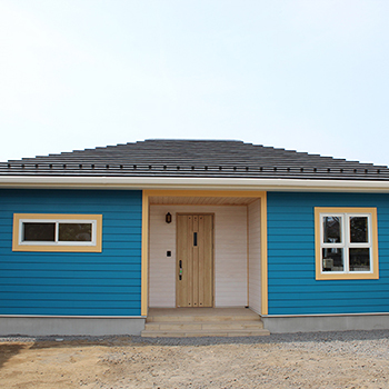 青い外壁の平屋の住まい