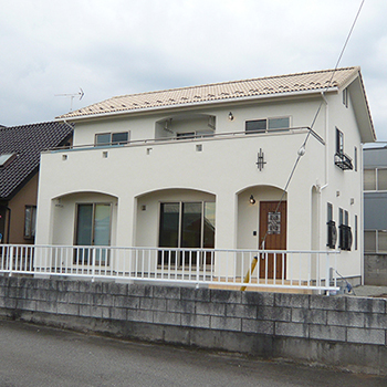 塗り壁の南欧風住まい